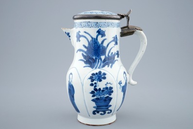 Een Chinese blauw-witte delselkan met zilveren montuur, Kangxi