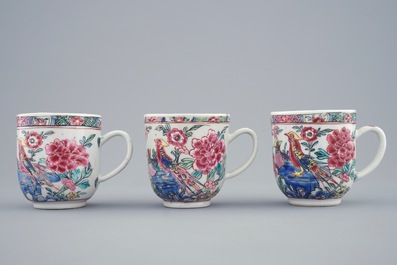 Een set van drie Chinese famille rose kop en schotels met vogels en bloemen, Yongzheng/Qianlong