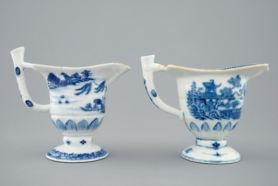Een paar Chinese blauw-witte helvormige kannen, Qianlong, 18e eeuw