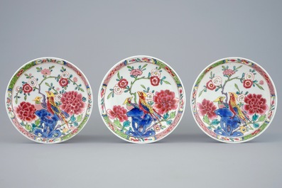 Een set van drie Chinese famille rose kop en schotels met vogels en bloemen, Yongzheng/Qianlong