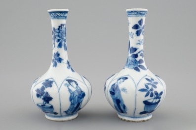 Een paar Chinese blauw-witte flesvormige vaasjes met lange Lijzen, Kangxi
