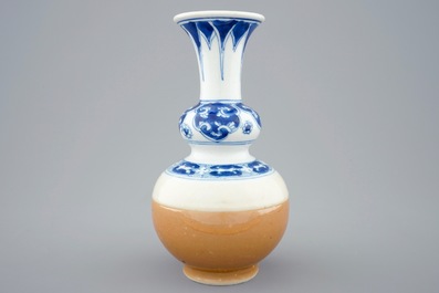 Een Chinees blauw-wit en zeemleer dubbel gourde vaasje, ex-coll. Augustus de Sterke, Kangxi