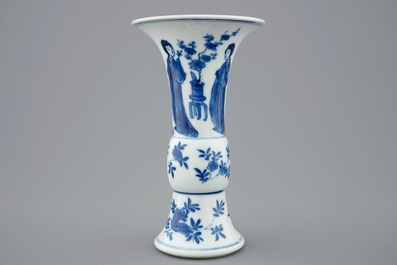 Een blauw-witte Chinese gu vaas met lange Lijzen, Kangxi