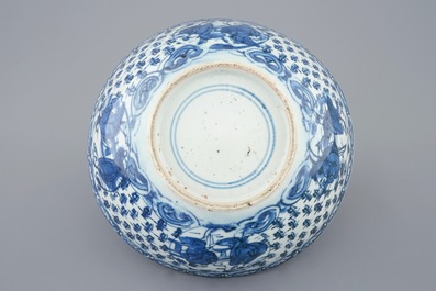 Un bol &agrave; d&eacute;cor de Shou Lao sur sa grue en porcelaine de Chine bleu et blanc, &eacute;poque Transition, 1620-1683