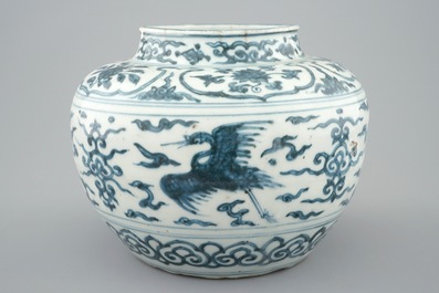 Een Chinees blauw-wit vaasje met kraanvogels, Ming Dynastie