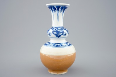 Een Chinees blauw-wit en zeemleer dubbel gourde vaasje, ex-coll. Augustus de Sterke, Kangxi