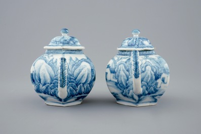 Een paar Chinese blauw-witte theepotten met deksels, 18e eeuw
