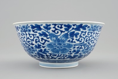 Een Chinese blauw-witte kom met pioenrozen, Qianlong merk en periode