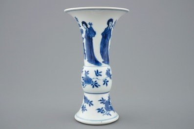 Een blauw-witte Chinese gu vaas met lange Lijzen, Kangxi