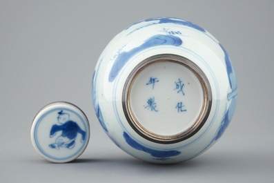 Een Chinese blauw-witte theebus met zilveren montuur, Kangxi