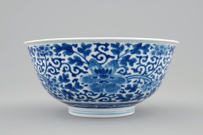 Een Chinese blauw-witte kom met pioenrozen, Qianlong merk en periode