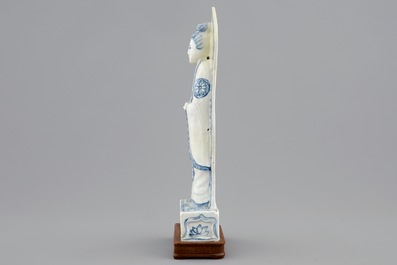 Un mod&egrave;le de Guanyin en porcelaine de Chine bleu et blanc, prob. Wanli, Dynastie Ming