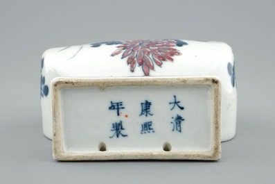 Een Chinees blauw, wit en onderglazuur rood Fanghu wandvaasje, 19e eeuw