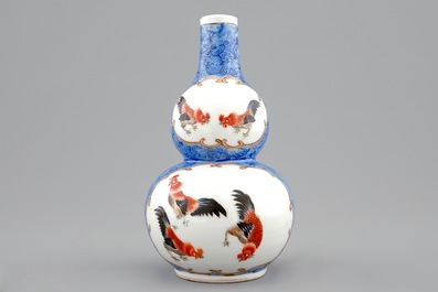 Een Chinese kalebasvormige vaas met hanen op een blauwe fond, 18/19e eeuw