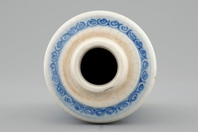 Un vase en porcelaine tendre de Chine bleu et blanc, Kangxi