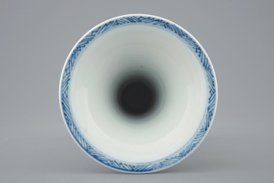 Un vase de forme gu en porcelaine de Chine bleu et blanc, Kangxi