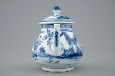 Een Chinese blauw-witte theepot met deksel, Yongzheng, 1723-1735