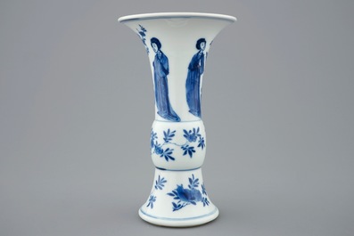 Un vase de forme gu en porcelaine de Chine bleu et blanc, Kangxi