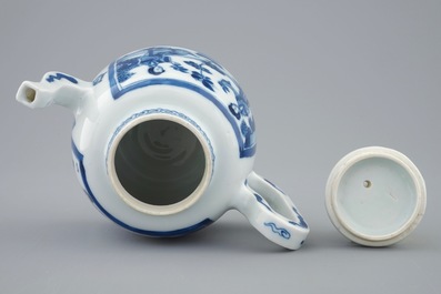 Een kleine Chinese blauw-witte theepot en deksel met lange Lijzen, Kangxi