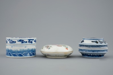 Een lot van drie Chinese blauw-witte en famille rose dekseldoosjes, 19e eeuw