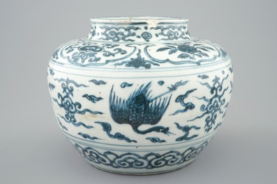 Een Chinees blauw-wit vaasje met kraanvogels, Ming Dynastie