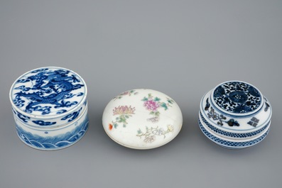 Een lot van drie Chinese blauw-witte en famille rose dekseldoosjes, 19e eeuw