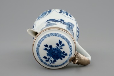 Een Chinese blauw-witte kan met deksel en zilveren montuur, Kangxi