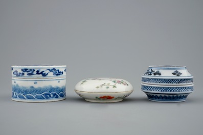 A lot of 3 Chinese blue, white and famille rose boxes with covers, 19th C.