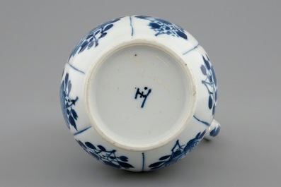 Een Chinese blauw-witte kan met deksel en zilveren montuur, Kangxi