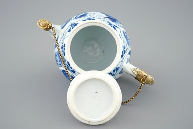 Een fraaie blauw-witte Chinese theepot met deksel en verguld zilveren montuur, Kangxi