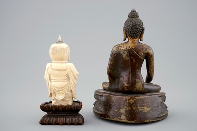Un mod&egrave;le de Bouddha assis en bronze dor&eacute; et un gar&ccedil;on en ivoire sculpt&eacute;, Chine, 19&egrave;me
