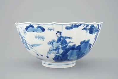 Een Chinese blauw-witte soft paste kom met ruiterdecor, Kangxi