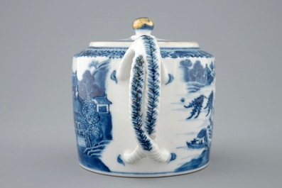 Een Chinese blauw-witte theepot met deksel, Qianlong, 18e eeuw