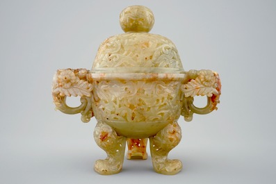Een Chinese geelgroene jade wierookbrander met deksel, 19e eeuw