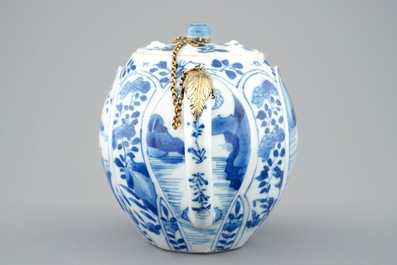 Een fraaie blauw-witte Chinese theepot met deksel en verguld zilveren montuur, Kangxi