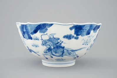 Een Chinese blauw-witte soft paste kom met ruiterdecor, Kangxi