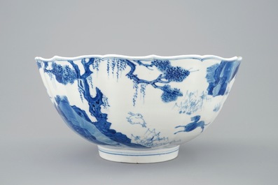 Een Chinese blauw-witte soft paste kom met ruiterdecor, Kangxi