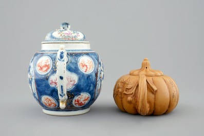 Een Chinese famille rose theepot, 18e eeuw en een Yixing theepot, 19/20e eeuw