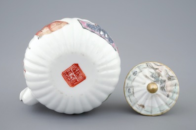 Une th&eacute;i&egrave;re et son couvercle en porcelaine de Chine famille rose, 19&egrave;me