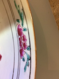 Un beau plat en porcelaine de Chine famille rose, Yongzheng/Qianlong, 18&egrave;me