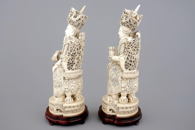 Een groot paar Chinese ivoren keizersfiguren op troon op houten sokkel, ca. 1900