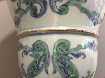 A rare Chinese export porcelain urn and cover, Kangxi/Yongzheng, 1st quarter 18th C.