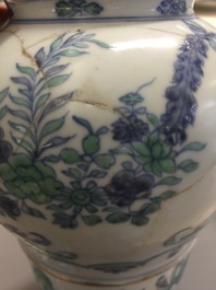 A rare Chinese export porcelain urn and cover, Kangxi/Yongzheng, 1st quarter 18th C.