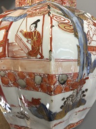 Een fraai paar grote Chinese Imari-stijl theepotten met deksels, Kangxi