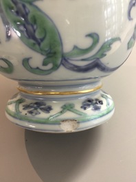 Un pot couvert en porcelaine de Chine d'apr&egrave;s un mod&egrave;le de Rouen, Kangxi/Yongzheng, d&eacute;but du 18&egrave;me