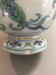 A rare Chinese export porcelain urn and cover, Kangxi/Yongzheng, 1st quarter 18th C.