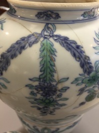 A rare Chinese export porcelain urn and cover, Kangxi/Yongzheng, 1st quarter 18th C.