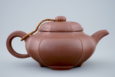 Een Chinese Yixing theepot met deksel gesgineerd Pa Kua, Zhou Guizhen, 20e eeuw