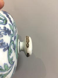 Un pot couvert en porcelaine de Chine d'apr&egrave;s un mod&egrave;le de Rouen, Kangxi/Yongzheng, d&eacute;but du 18&egrave;me