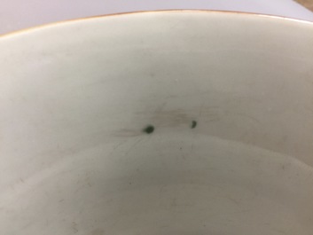 Un bol en porcelaine de Chine en rouge de corail et dor&eacute;, 18/19&egrave;me